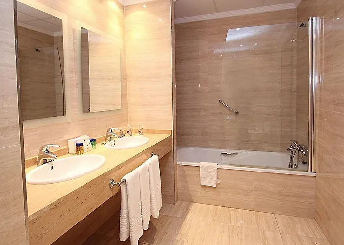 Hotell Adonis Capital 2*