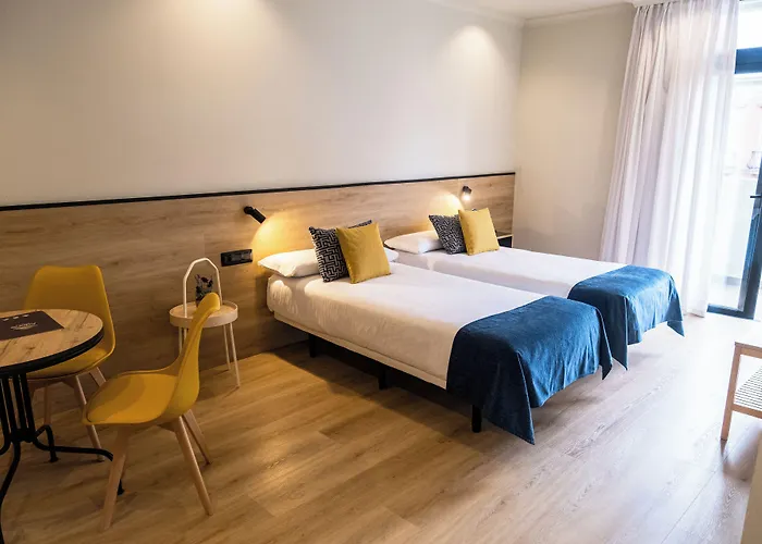 מלון Adonis Capital 2*