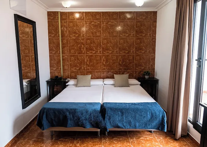 מלון Adonis Capital 2*