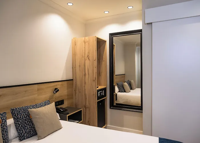 Adonis Capital מלון